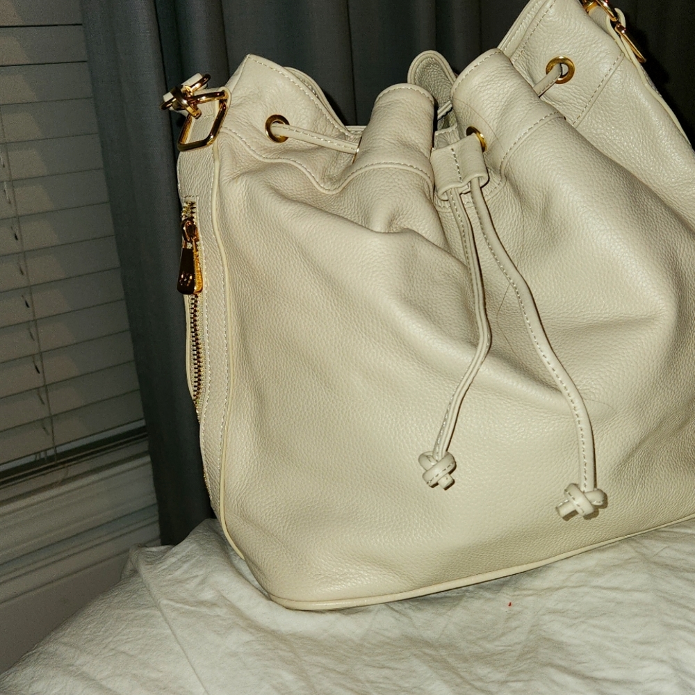 Ora DelphineBucket New Claire Drawstring creame & Gold Leather Cross Body Bag